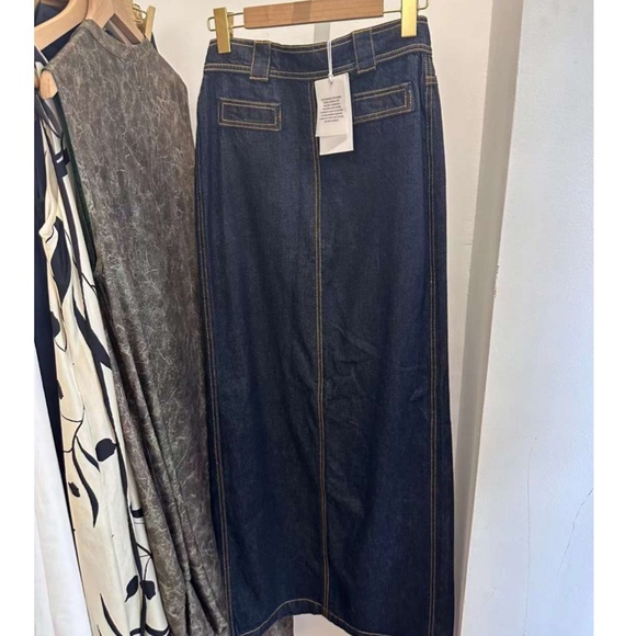 Elegant Black Maxi Skirt - Picture 6 of 9